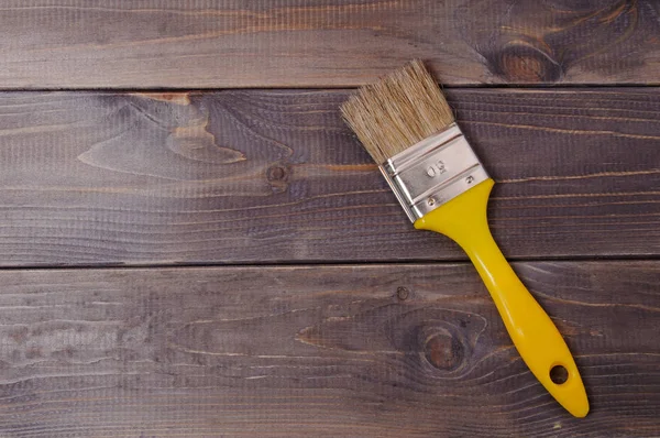 Eski gri masanın üzerine çizmek için fırça