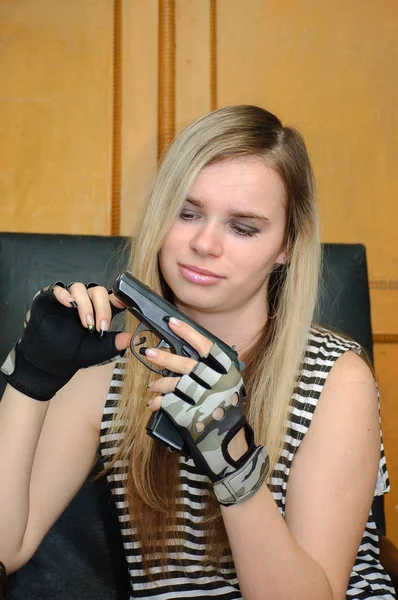 Chica Joven Con Arma Una Silla Cuero —  Fotos de Stock