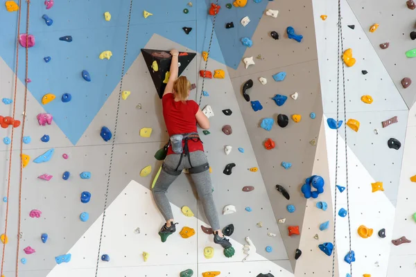 Kız bir büyük yapay duvar, dikiz tırmanıyor.