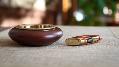 Şık zarif küllük ve çakmak bar tablo