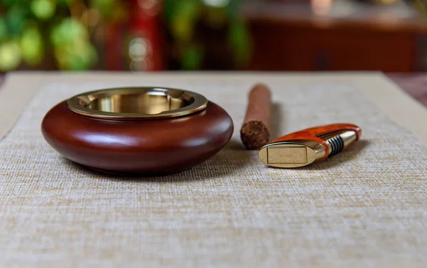 Şık zarif küllük ve çakmak bar tablo