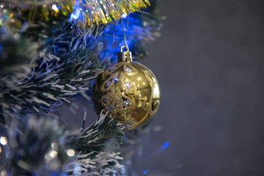  Farklı oyuncaklarla Noel ağacı. Noel ağacı. Noel ağacı. Resim, farklı süslerle süslenmiş bir Noel ağacını gösteriyor..