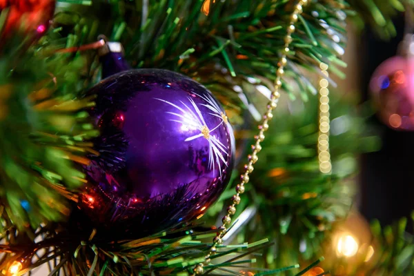  Farklı oyuncaklarla Noel ağacı. Noel ağacı. Noel ağacı. Resim, farklı süslerle süslenmiş bir Noel ağacını gösteriyor..