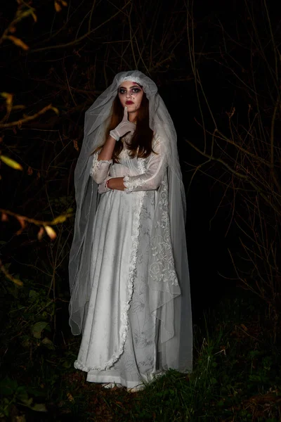 Gece yarısı bataklıkta ölü bir gelin. Cadılar Bayramı sahnesi