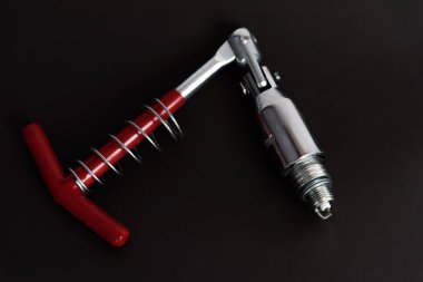 Siyah arkaplanda buji takılı.