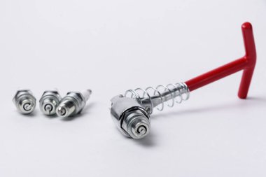 Araba bujileri ve anahtar beyaz arka planda. Yedek araba parçaları.