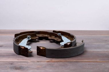 Ahşap bir masada disk frenleri için yeni fren yastıkları.