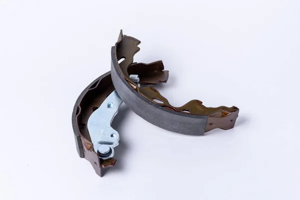 Beyaz zemin üzerinde disk frenleri için yeni fren yastıkları.