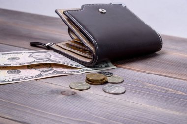 Banka kartları ve paralı erkek deri cüzdanı. Cüzdan ve para ahşap bir masada..