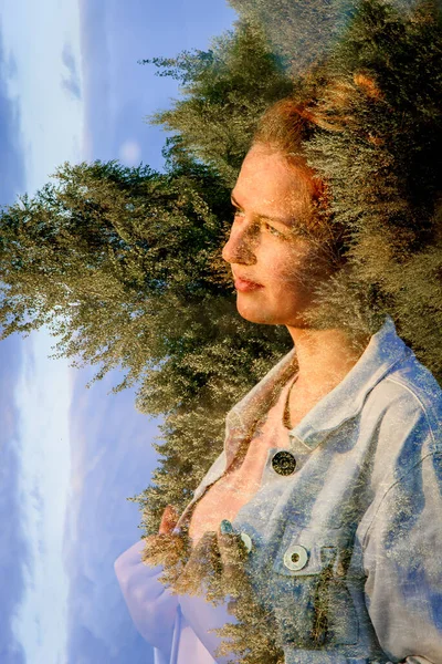 Dalgın kız ve ağaçlar, çifte çekim. Dikey fotoğraf