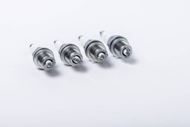 Beyaz arka planda bujiler var. Yedek araba parçaları