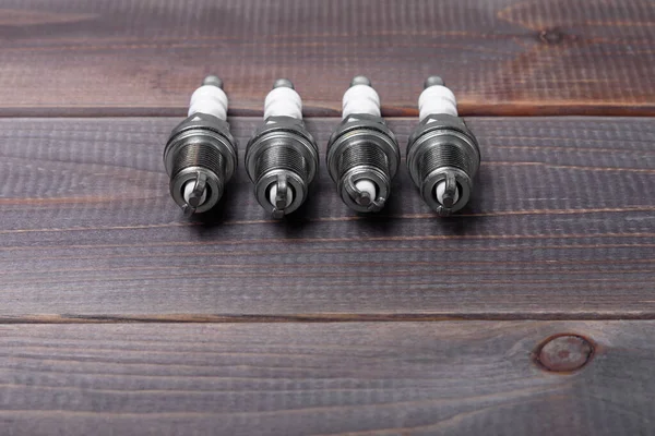 Arabadaki bujiler ahşap masa için. Araba için yedek parça..