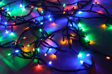 Masadaki parlak çelenkler. Yeni yıl ışıkları.