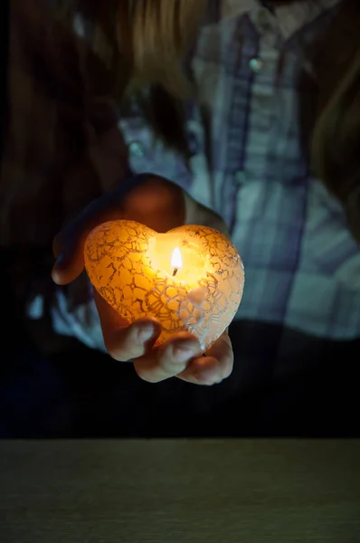 A vela está nas mãos da rapariga. Férias de Ano Novo. — Fotografia de Stock