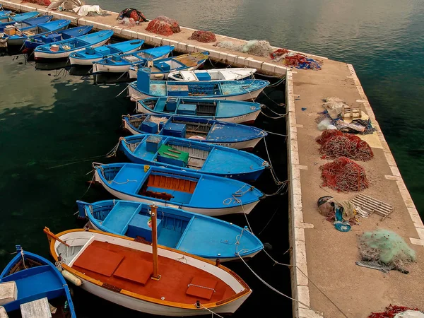 İskelede balıkçı tekneleri