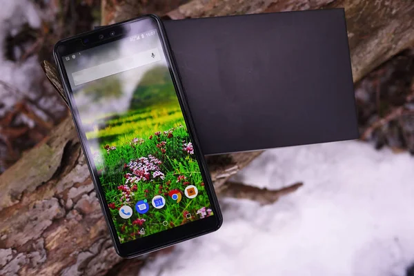 Modern smartphone Android işletim sistemine dayalı. Ayrıntılar, yakın çekim.