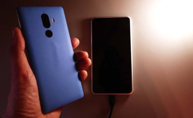 Modern cep telefonu Android işletim sistemine dayalı. Büyük ekran, parçalar, derleme, yakın çekim