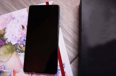 Modern cep telefonu Android işletim sistemine dayalı. Büyük ekran, parçalar, derleme, yakın çekim