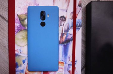 Modern cep telefonu Android işletim sistemine dayalı. Büyük ekran, parçalar, derleme, yakın çekim