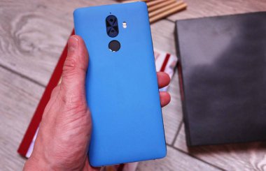 Modern cep telefonu Android işletim sistemine dayalı. Büyük ekran, parçalar, derleme, yakın çekim