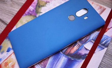 Modern cep telefonu Android işletim sistemine dayalı. Büyük ekran, parçalar, derleme, yakın çekim