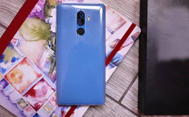 Modern cep telefonu Android işletim sistemine dayalı. Büyük ekran, parçalar, derleme, yakın çekim