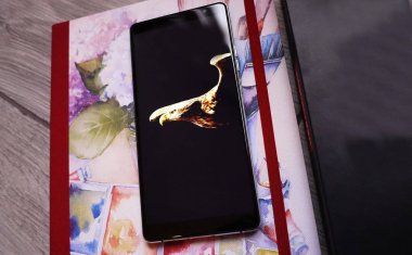 Modern cep telefonu Android işletim sistemine dayalı. Büyük ekran, parçalar, derleme, yakın çekim