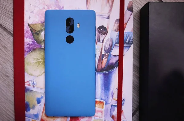 Modern cep telefonu Android işletim sistemine dayalı. Büyük ekran, parçalar, derleme, yakın çekim