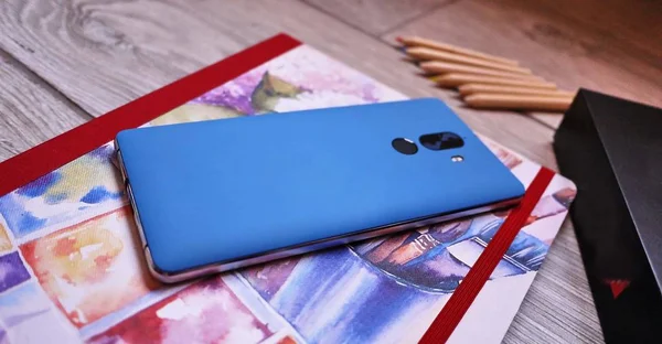 Modern cep telefonu Android işletim sistemine dayalı. Büyük ekran, parçalar, derleme, yakın çekim