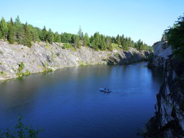 Ruskeala dağın Park, Karelya. Güzel bir yerde, mermer Kanyon, su ile sular altında çok sayıda turist çeken.