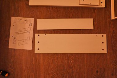Bilgisayar ve laptop için küçük Masası (IKEA). Demonte parçalar, derleme ve yükleme işlemi