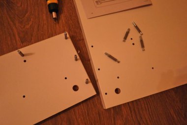 Bilgisayar ve laptop için küçük Masası (IKEA). Demonte parçalar, derleme ve yükleme işlemi