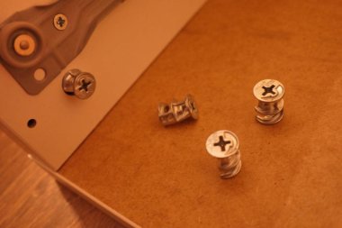 Bilgisayar ve laptop için küçük Masası (IKEA). Demonte parçalar, derleme ve yükleme işlemi