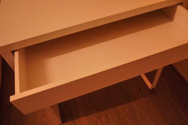 Bilgisayar ve laptop için küçük Masası (IKEA). Demonte parçalar, derleme ve yükleme işlemi