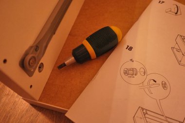 Bilgisayar ve laptop için küçük Masası (IKEA). Demonte parçalar, derleme ve yükleme işlemi