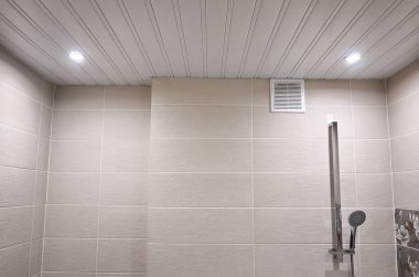 Banyo iç manzara doğa ile güzel çinilerle süslüdür. Dökme demir banyo duş, başucu ile yapılı-içinde lavabo.