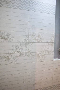 Banyo iç manzara doğa ile güzel çinilerle süslüdür. Dökme demir banyo duş, başucu ile yapılı-içinde lavabo.