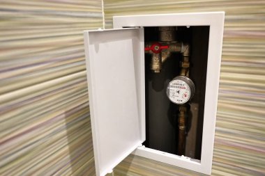 Tuvalet tasarımı ve dahili tuvalet. Yerleşik tuvalet bir kurulum olarak yapılır, tuvalet hariç tüm elementler duvardaki fayansların arkasında gizlidir..