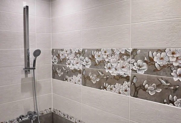 Interiér Koupelny Zdobí Krásné Tašky Scenérie Přírody Litinová Vana Sprchovým — Stock fotografie
