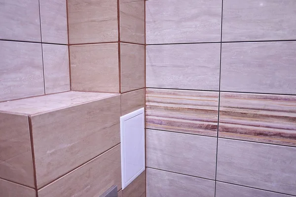 Das Innere Des Badezimmers Ist Mit Schönen Fliesen Mit Landschaft — Stockfoto