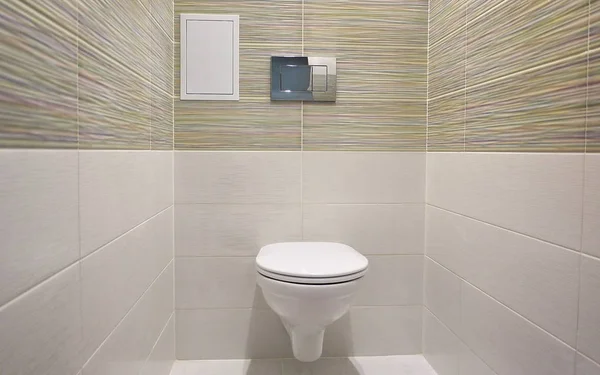 トイレを内蔵したトイレデザイン 壁のタイルの後ろにトイレが隠されていない限り すべての要素は インストールとして作られています — ストック写真