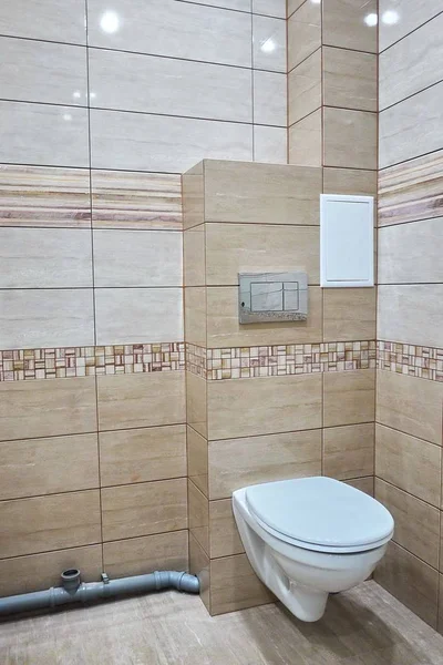 トイレを内蔵したトイレデザイン 壁のタイルの後ろにトイレが隠されていない限り すべての要素は インストールとして作られています — ストック写真