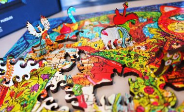 Sıradışı ve güzel resimler renkli malzeme. Farklı geometrik şekiller bu nesnelerin tutarlı fairytale resmini oluşturmanıza olanak sağlar.