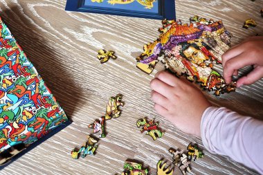 Sıradışı ve güzel resimler renkli malzeme. Farklı geometrik şekiller bu nesnelerin tutarlı fairytale resmini oluşturmanıza olanak sağlar.