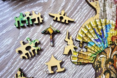 Sıradışı ve güzel resimler renkli malzeme. Farklı geometrik şekiller bu nesnelerin tutarlı fairytale resmini oluşturmanıza olanak sağlar.