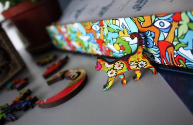 Sıradışı ve güzel resimler renkli malzeme. Farklı geometrik şekiller bu nesnelerin tutarlı fairytale resmini oluşturmanıza olanak sağlar.