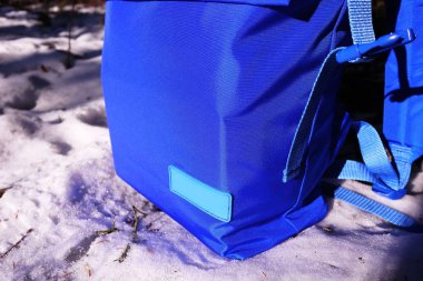 Hiking, seyahat ve şehir hayatı için sırt çantası. Yakın çekim ve tafsilât-in parlak sırt çantası.