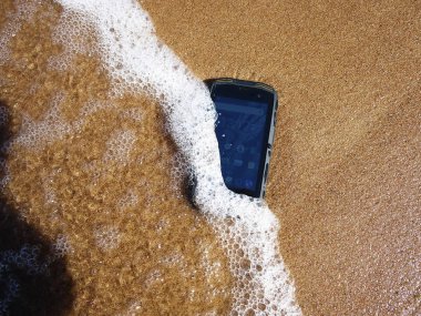 Su ve toz koruma ile akıllı telefon. Su ve kir batık, çalışır durumda kalır. IP68 koruma