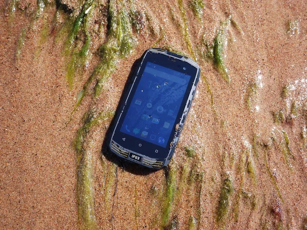 Smartphone Com Água Proteção Contra Poeira Submerso Água Sujeira Permanece — Fotografia de Stock