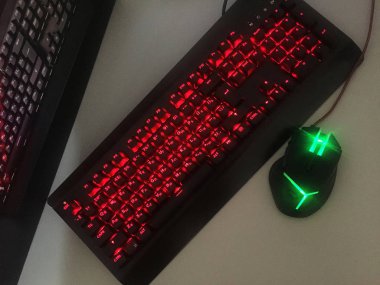 Gaming klavye oyuncular rahatlığı için çok renkli tuşları ile parlar